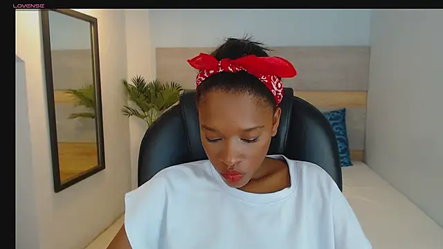 brendathompson  online show from September 23, 2025, 1:45 am