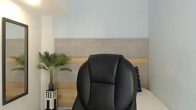 brendathompson  online show from September 16, 2025, 2:23 am