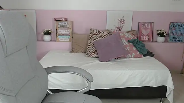 brendathompson  online show from February 27, 2025, 12:45 pm