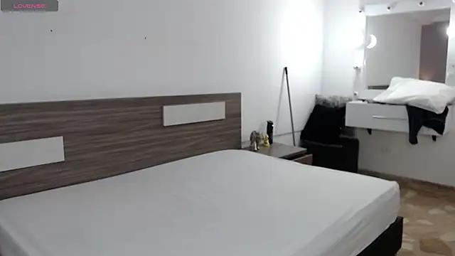 Liiamthompson online show from December 17, 2025, 9:03 am