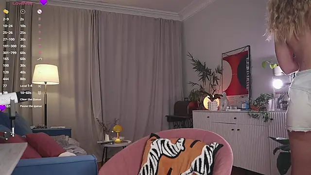 Snapshot of WhiteAnni chatting on December 15, 2025, 4:18 am WhiteAnni online show from December 15, 2025, 4:18 am