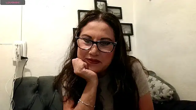 MirandaLatinaLovely online show from November 10, 2025, 4:45 pm
