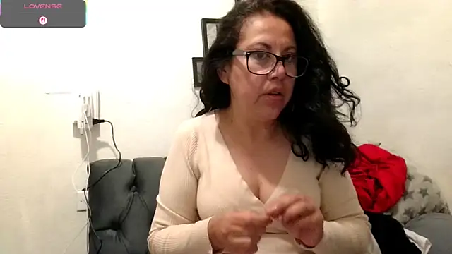 MirandaLatinaLovely online show from October 3, 2025, 3:57 pm