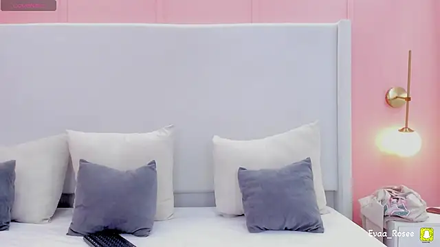 eva roseee online show from September 25, 2025, 4:02 pm