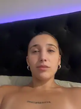 Snapshot of BeautyRubyRouge chatting on February 22, 2025, 2:17 am BeautyRubyRouge online show from February 22, 2025, 2:17 am