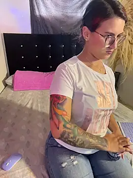Emma Giraldo online show from June 21, 2026, 8:14 pm