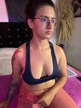 Emma Giraldo online show from June 18, 2026, 1:37 am