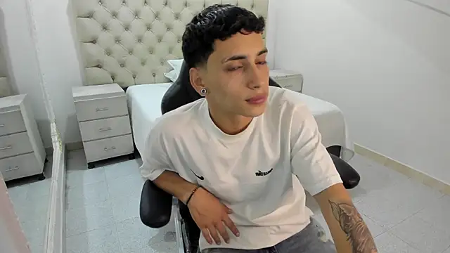 JhoanLeandro online show from November 7, 2025, 4:17 am