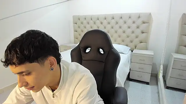 JhoanLeandro online show from November 13, 2025, 4:49 am