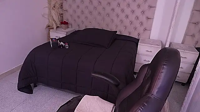 JhoanLeandro online show from March 25, 2026, 6:13 am