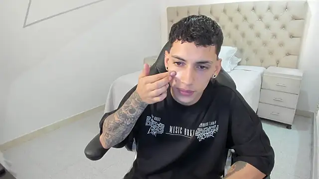 JhoanLeandro online show from September 23, 2025, 5:36 am