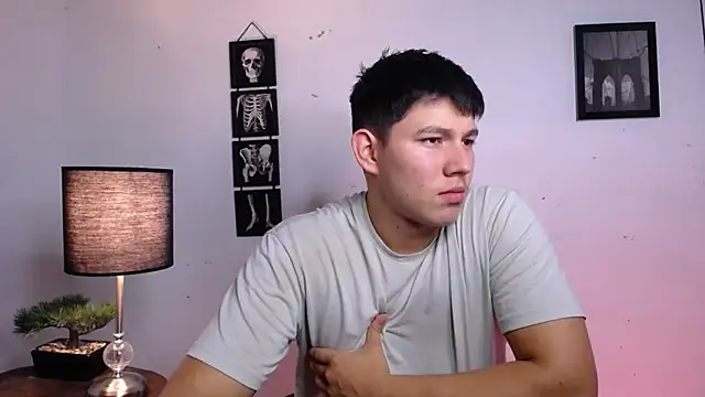 JamesCr  online show from November 14, 2025, 10:46 pm