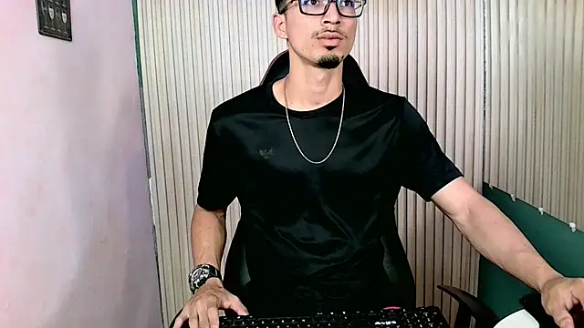 Snapshot of Becker2_ chatting on January 5, 2026, 5:38 pm Becker2 online show from January 5, 2026, 5:38 pm