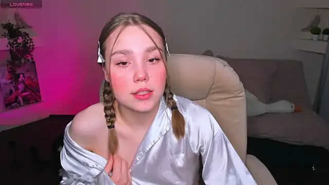 Snapshot of YourMegan chatting on May 5, 2026, 6:33 pm YourMegan online show from May 5, 2026, 6:33 pm