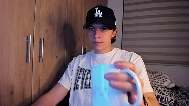 Snapshot of Mastrangelo_xxx chatting on October 14, 2025, 3:18 am Mastrangelo xxx online show from October 14, 2025, 3:18 am