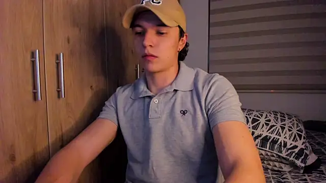 Snapshot of Mastrangelo_xxx chatting on October 8, 2025, 4:14 am Mastrangelo xxx online show from October 8, 2025, 4:14 am