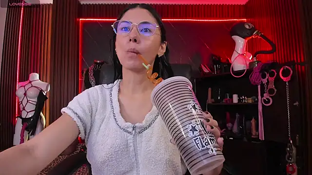 Snapshot of XiaQueen chatting on November 25, 2025, 11:32 am XiaQueen online show from November 25, 2025, 11:32 am