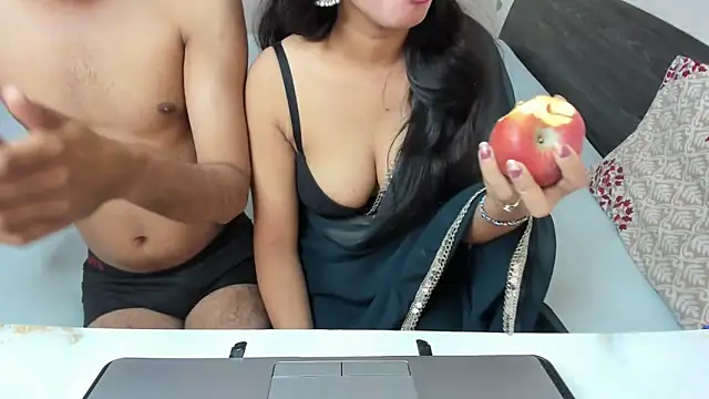 Snapshot of Queen_Couple chatting on November 30, 2025, 5:08 am Queen Couple online show from November 30, 2025, 5:08 am