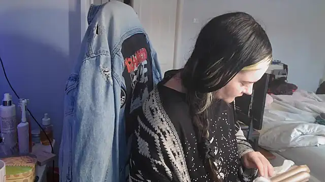 AureliaXOX online show from September 18, 2025, 12:30 pm