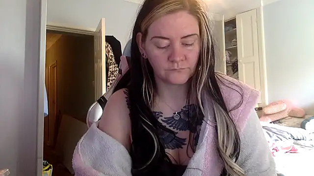 AureliaXOX online show from February 5, 2025, 1:44 pm