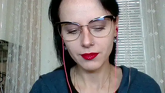 LuminousLady online show from November 5, 2025, 10:40 am