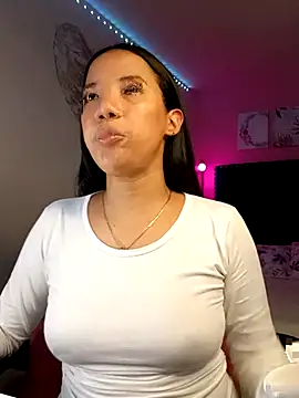 SallyWhitee online show from April 17, 2026, 5:10 am