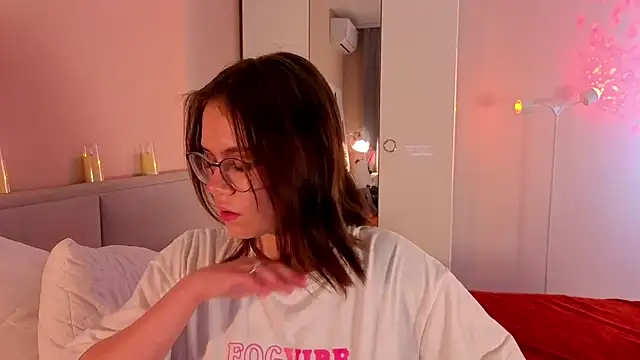 Mia Luw online show from November 15, 2025, 4:44 pm