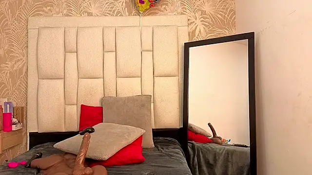 dafnnelewis online show from November 28, 2025, 11:21 am