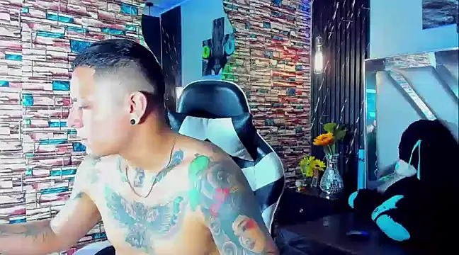 Snapshot of Natha_and_Sophia chatting on February 5, 2025, 4:47 pm Natha and Sophia online show from February 5, 2025, 4:47 pm