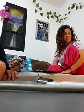 jeans and emma online show from October 3, 2025, 2:15 am