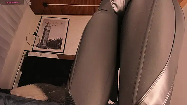 tylla  online show from November 15, 2025, 8:35 pm