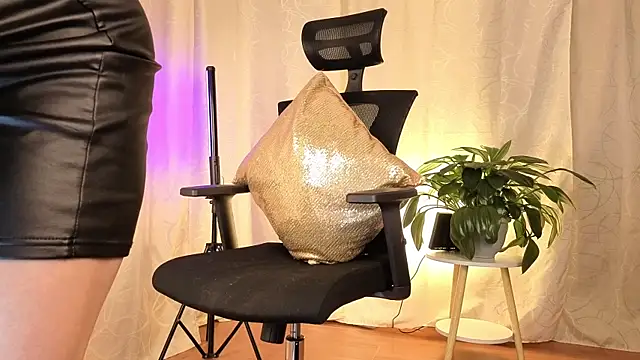 sophia dumont online show from April 14, 2026, 9:47 am