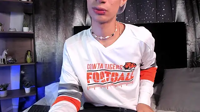 Snapshot of NovaaWheler chatting on November 12, 2025, 8:34 pm NovaaWheler online show from November 12, 2025, 8:34 pm