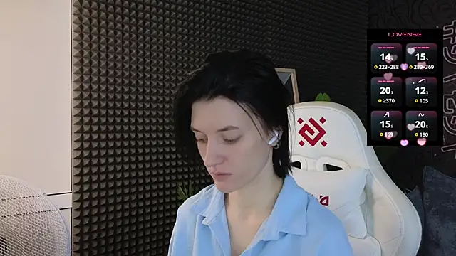 roxy riot  online show from December 14, 2025, 3:02 am