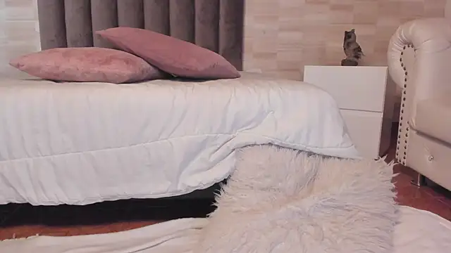 Piia Angeel1 online show from February 25, 2025, 1:32 pm