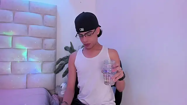 Snapshot of Philip_Millerr_ chatting on February 18, 2025, 12:28 pm Philip Millerr online show from February 18, 2025, 12:28 pm