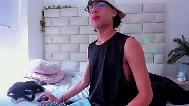 Snapshot of Philip_Millerr_ chatting on February 22, 2025, 4:51 am Philip Millerr online show from February 22, 2025, 4:51 am