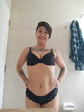 Snapshot of MaiPandora chatting on November 17, 2025, 5:28 pm MaiPandora online show from November 17, 2025, 5:28 pm