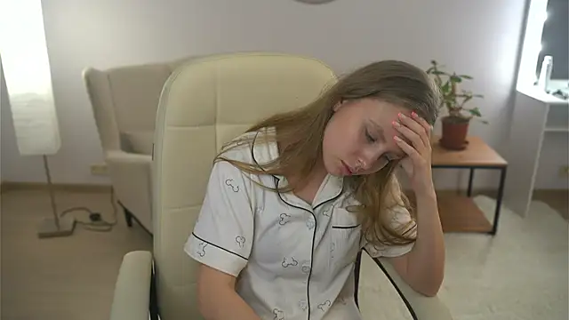 AislyBrenton online show from February 7, 2025, 11:34 am