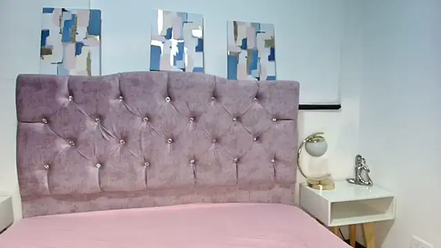 Skye Moore online show from September 22, 2025, 1:06 pm