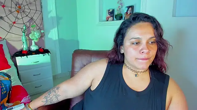 Snapshot of KourtneyEvans chatting on October 17, 2025, 7:37 pm KourtneyEvans online show from October 17, 2025, 7:37 pm