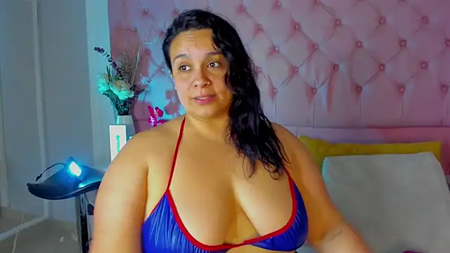 Snapshot of KourtneyEvans chatting on November 10, 2025, 4:12 pm KourtneyEvans online show from November 10, 2025, 4:12 pm