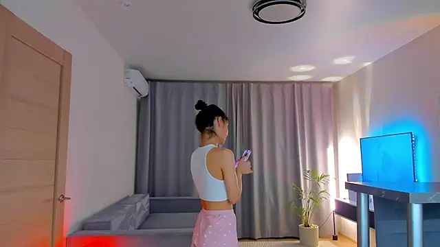 EmiliaZen online show from February 13, 2026, 5:57 pm