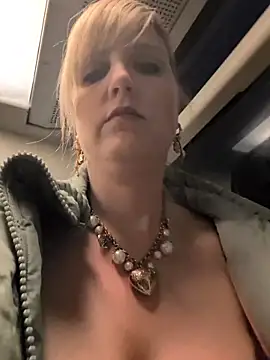 Sexybiene969 online show from December 5, 2025, 3:32 pm