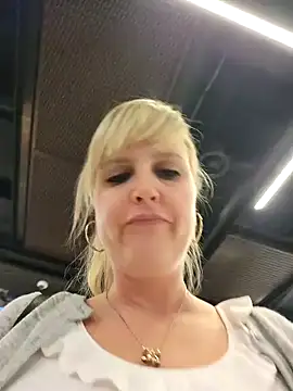 Sexybiene969 online show from October 5, 2025, 4:31 pm