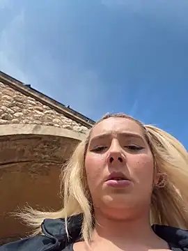 hotamanda01 online show from February 25, 2026, 11:32 am