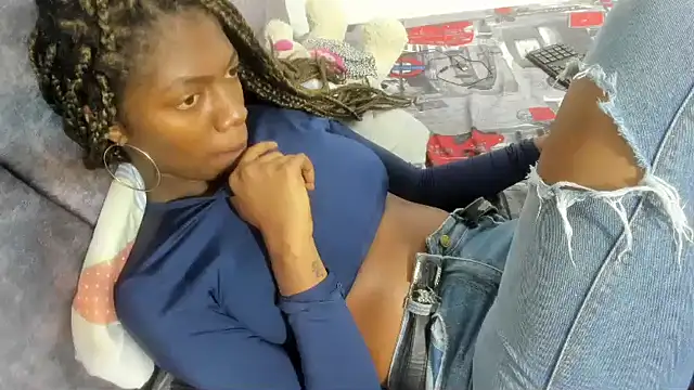 enyelsalas2 online show from November 25, 2025, 1:17 am