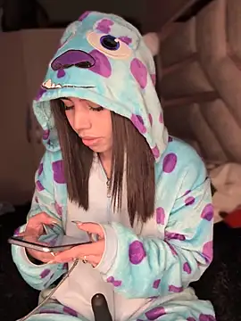 Laura-Khalifa online show from December 19, 2025, 7:00 am