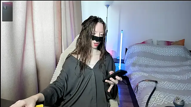 holyharlot online show from March 17, 2025, 9:33 am