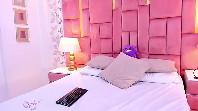 Snapshot of ArianaFranco chatting on November 30, 2025, 3:24 pm ArianaFranco online show from November 30, 2025, 3:24 pm